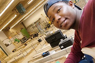 Deutsch im Handwerk: Gerson Arlindo José an seinem Arbeitsplatz Gerson Arlindo José an seinem Arbeitsplatz.